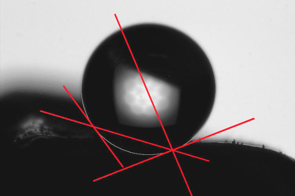 Die Effektivität der Flotation eines Abschäumers wird beeinflusst durch die Oberflächen bzw. Grenzspannung des Wassers und der darin gelösten Stoffe. Gemessen wird mit einem Horizontalmikroskop.